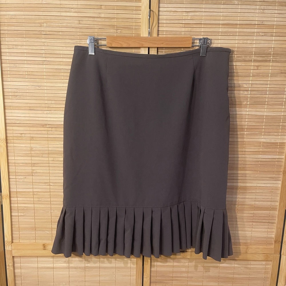 Jones Wear brown pleated bottom knee length skirt woman’s size 14